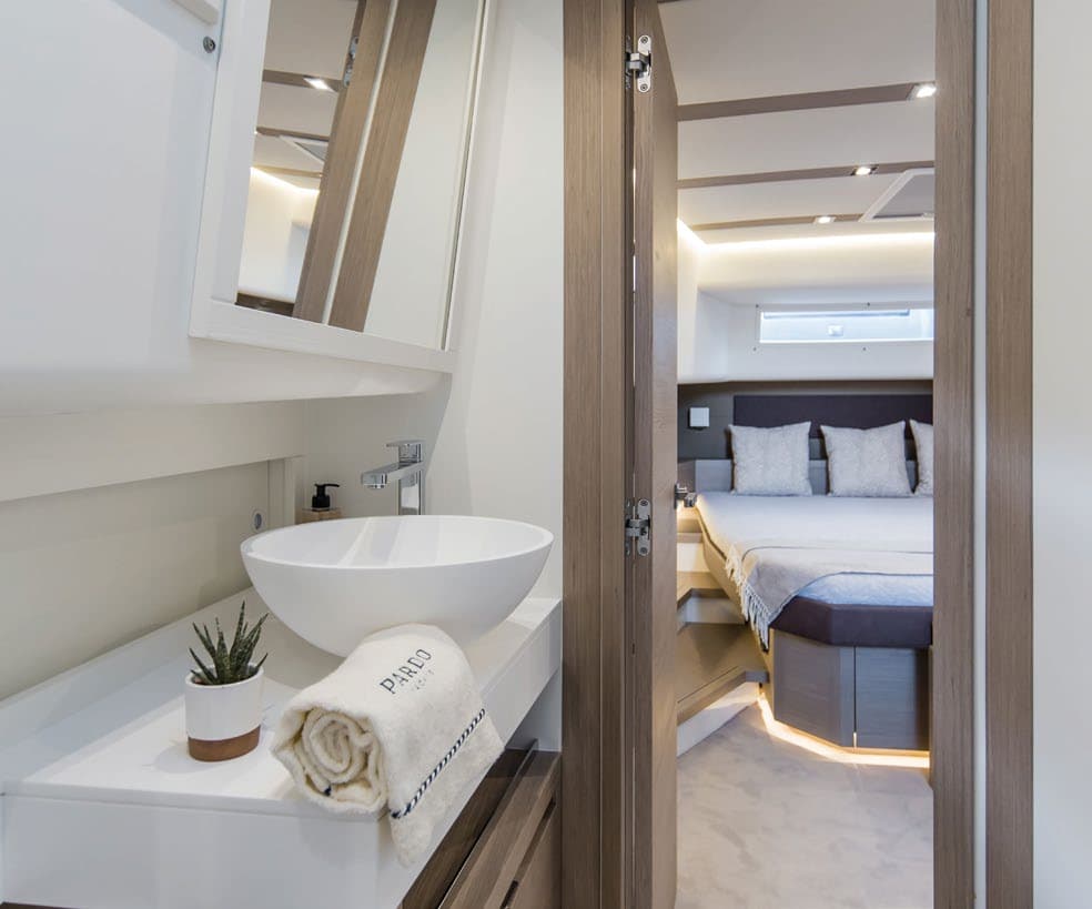 Brochure-Pardo50-yacht-bath.jpg