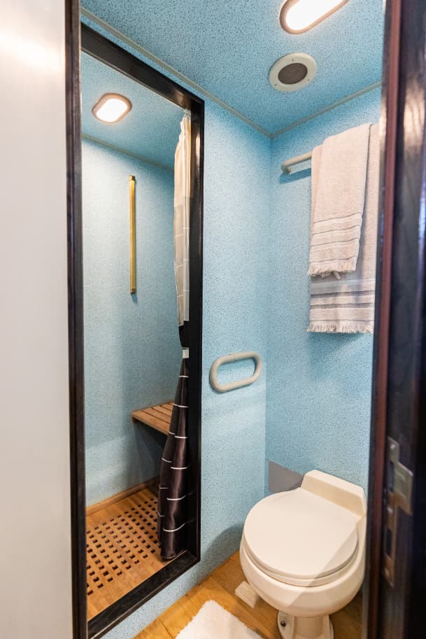 80 Palmer Johnson bath.jpg