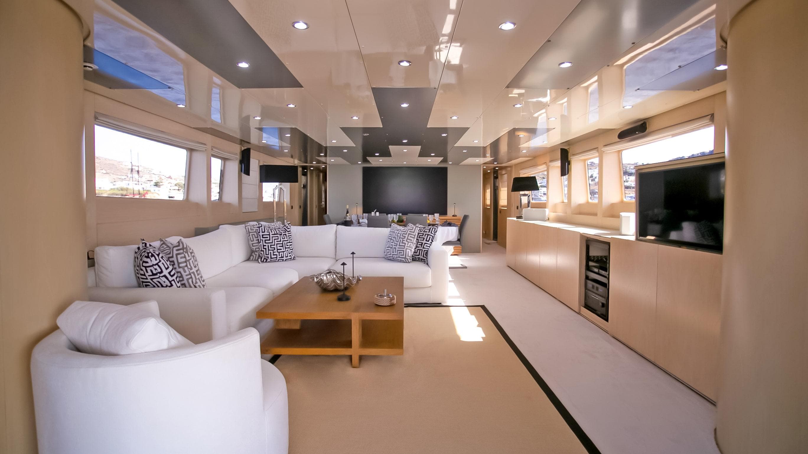 Baglietto 100_yacht_Saloon-min.jpg