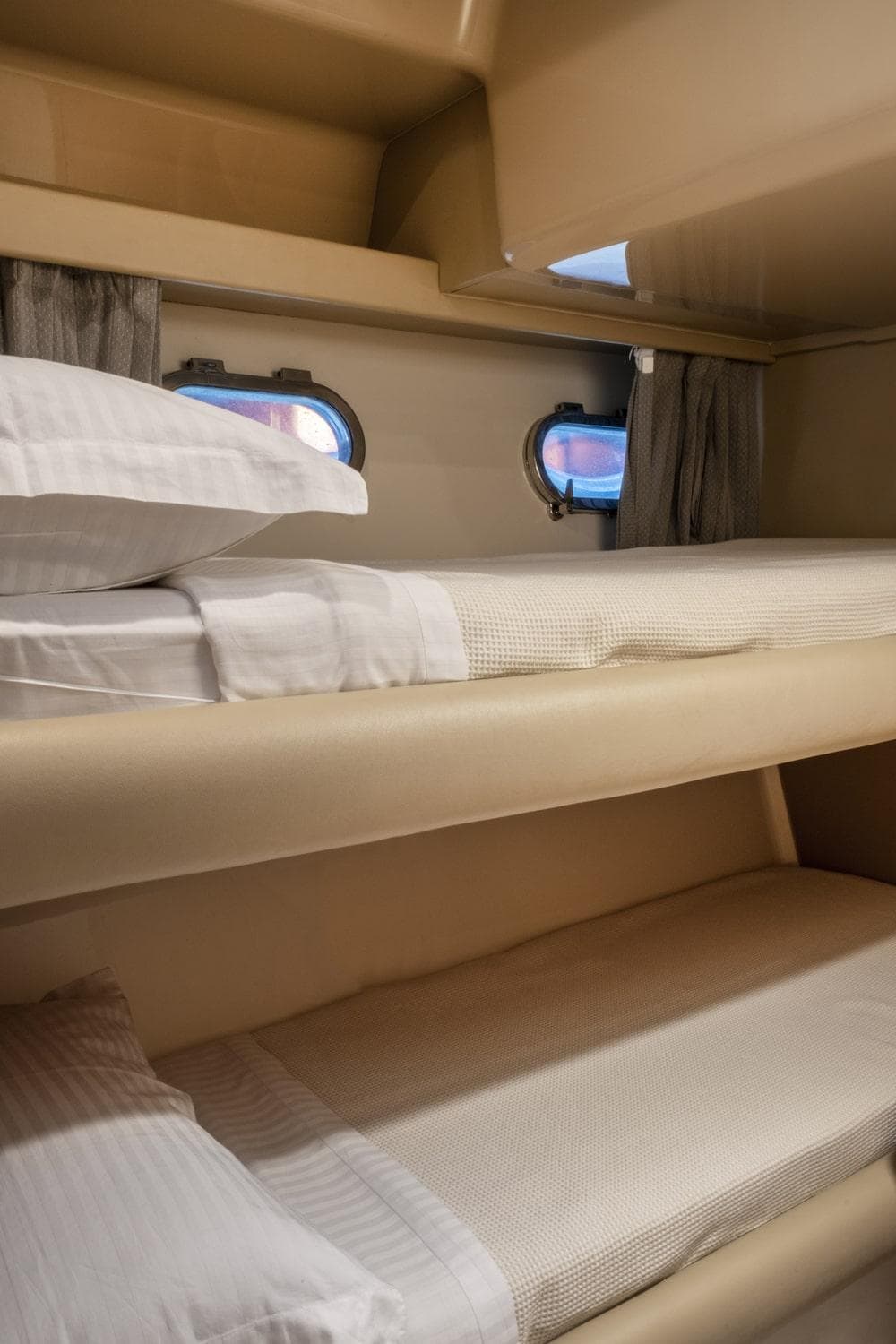 Ferretti 46 yacht bunk beds.jpg