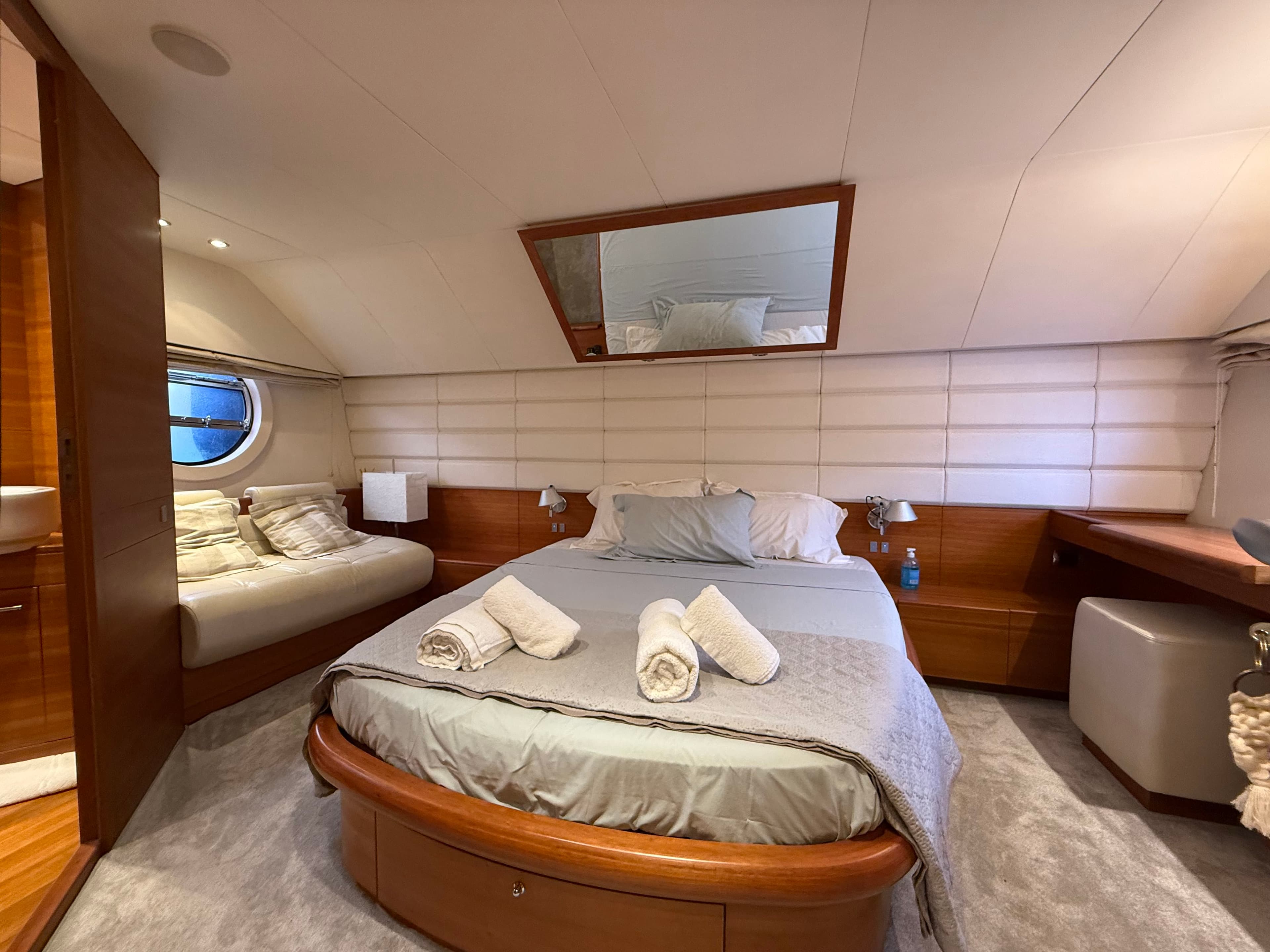 Master_Cabin_02.jpg